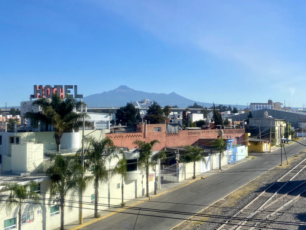 Abfahrt aus Puebla und ein Popocateptl ohne Wolken