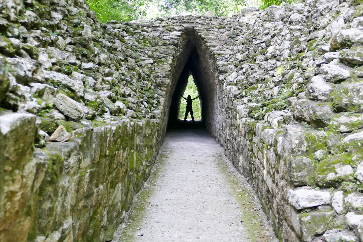 Becan, ein erhaltener Tunnel zu den Hauptpyramiden