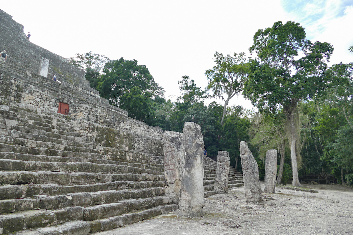 Calakmul, Pyramiden in wunderschoener Umgebung