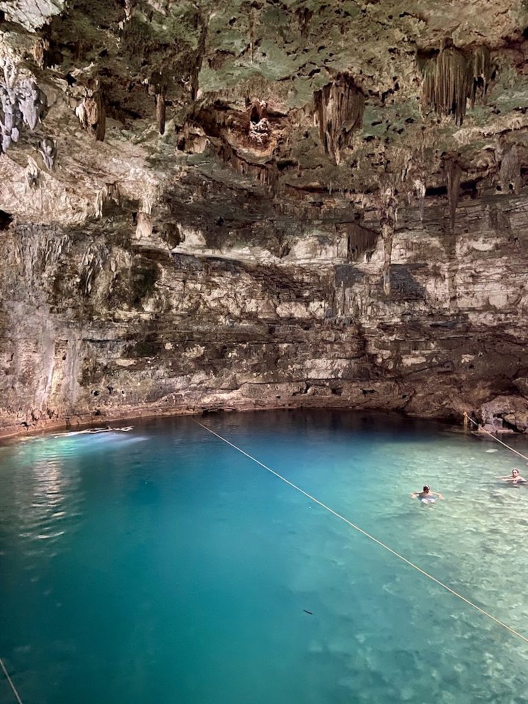 Cenote Samula, fantastisch tuerkisfarbenes Wasser