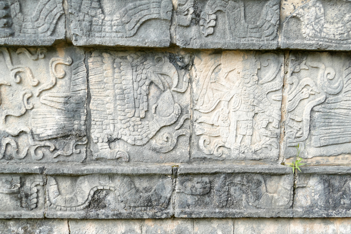 Chichen-Itza, eindrucksvolle Reliefs, Adler fressen menschliche Herzen