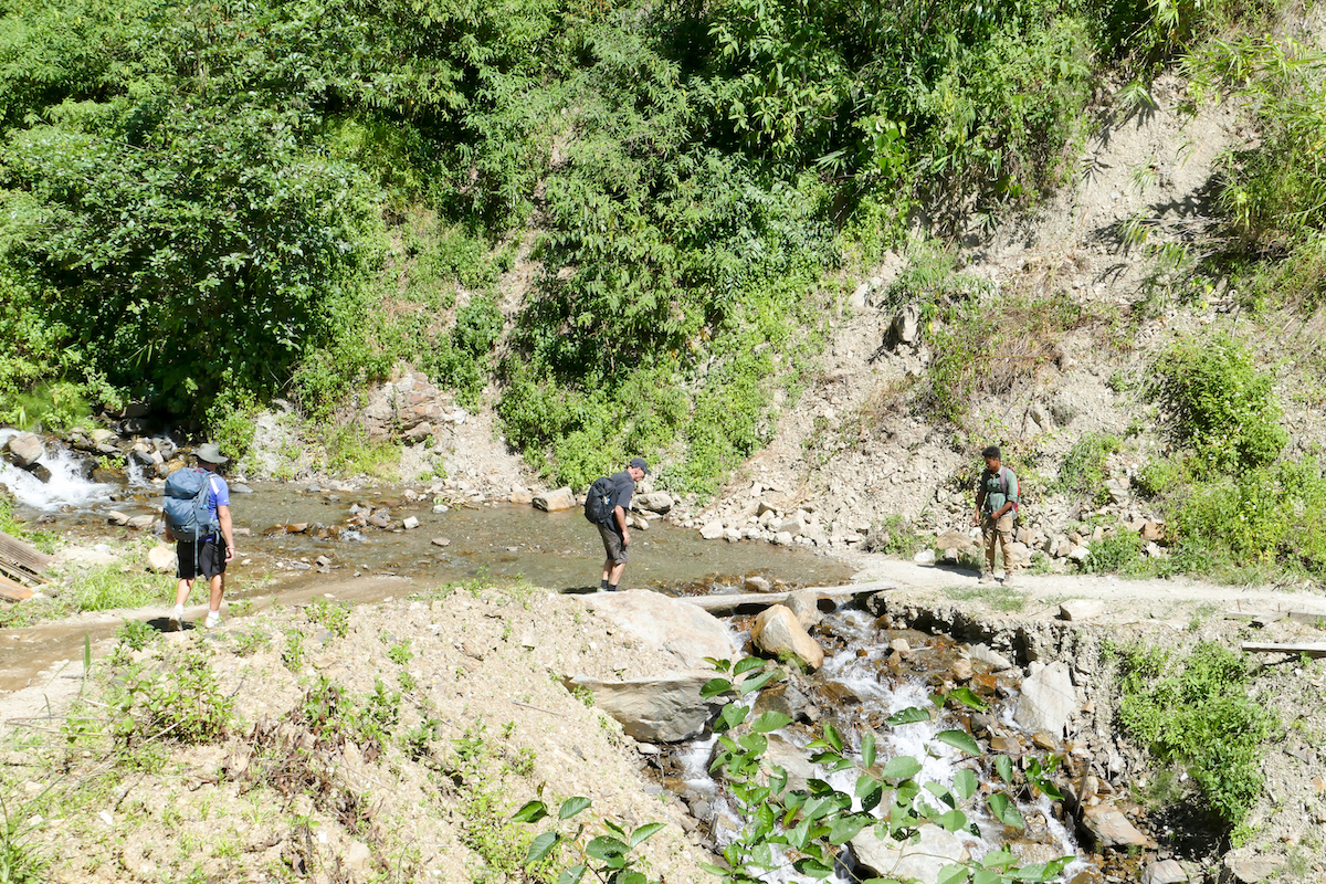 Chin State, Wanderung Tag 2, Flussueberquerung