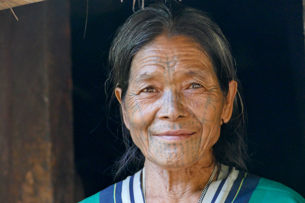 Chin State, Wanderung Tag 2, taetowierte Frau