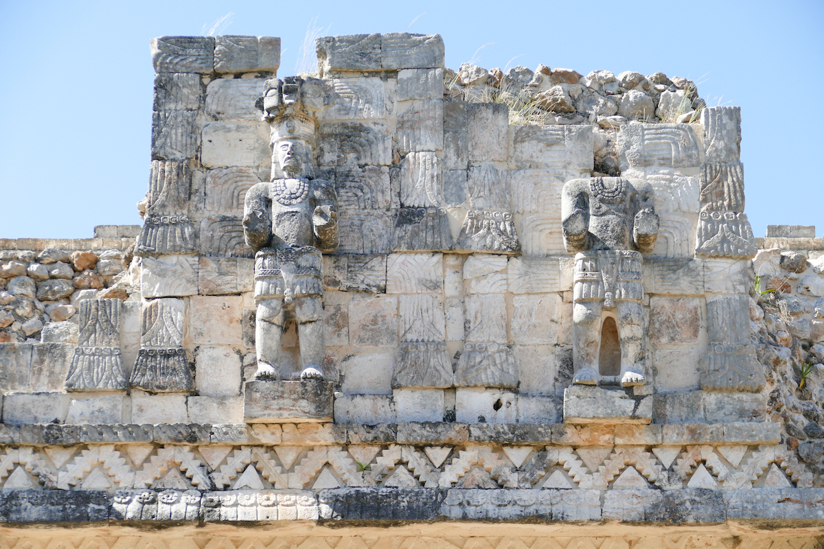 Kabah, kunstvoll restaurierte Statuen