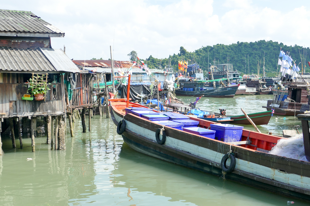 Kawthaung, Stelzenhaeuser und Fischerboote