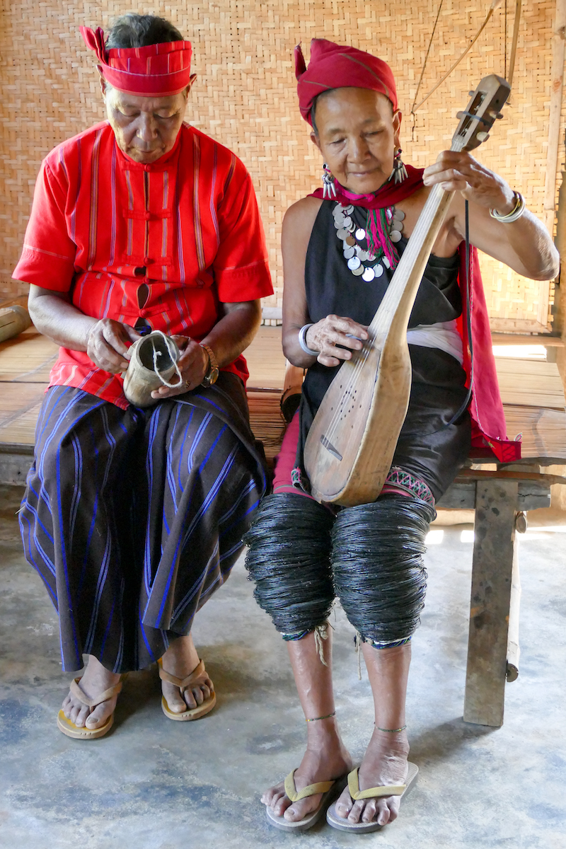 Kayah Tribe, selbstgebaute Musikinstrumente