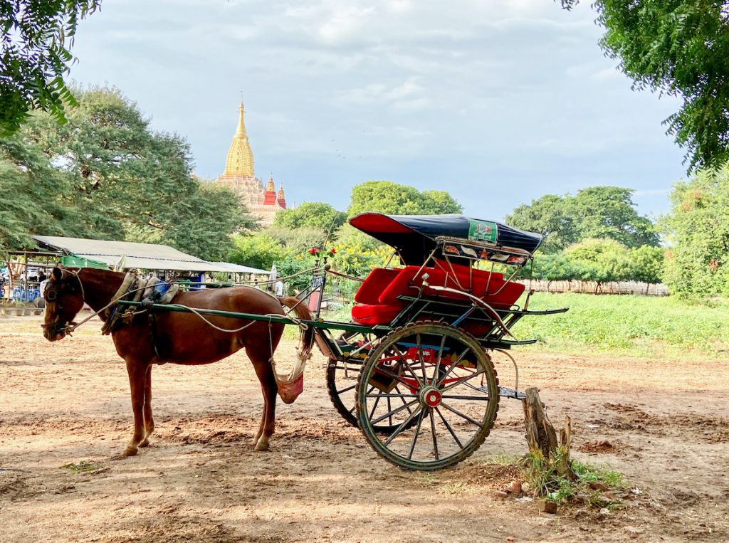 Myanmar, Bagan, leider werden die Pferdekutschen von den Tuktuks verdraengt