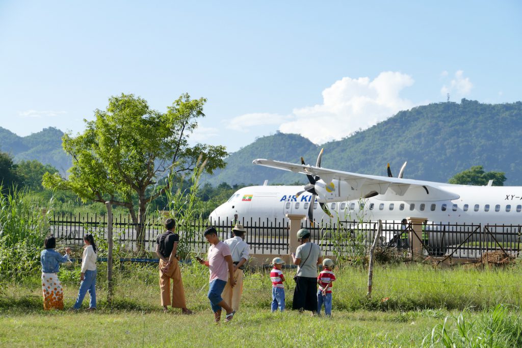 Myanmar, Lashio, unser Flugzeug wird bestaunt