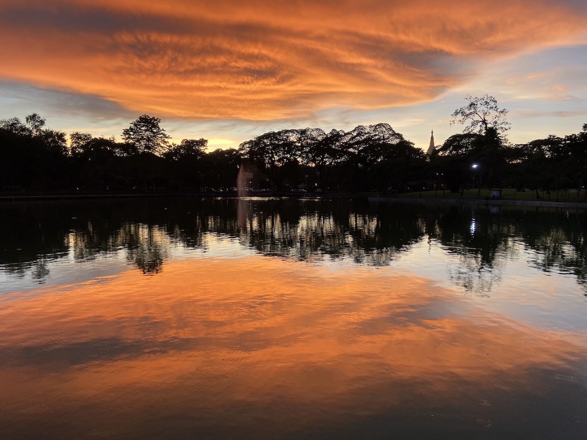 Myanmar, Yangon, Sonnenuntergang am Kandawgyi Lake