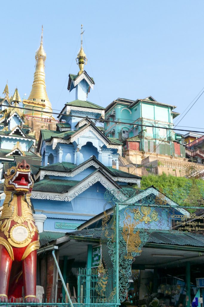 Myeik, Theindawgyi Pagoda thront ueber der Stadt