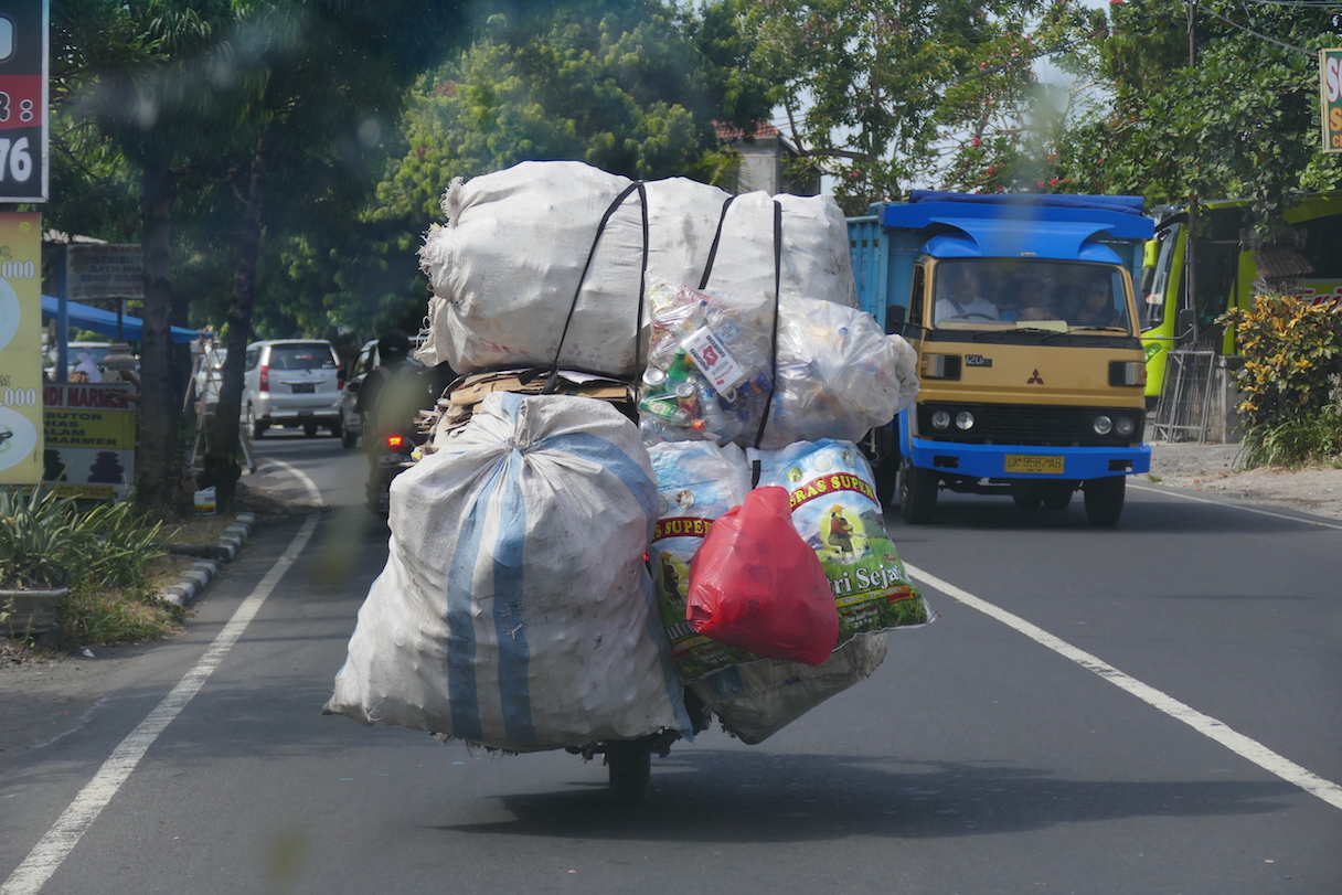 megabeladene Motorraeder verstopfen Balis Strassen