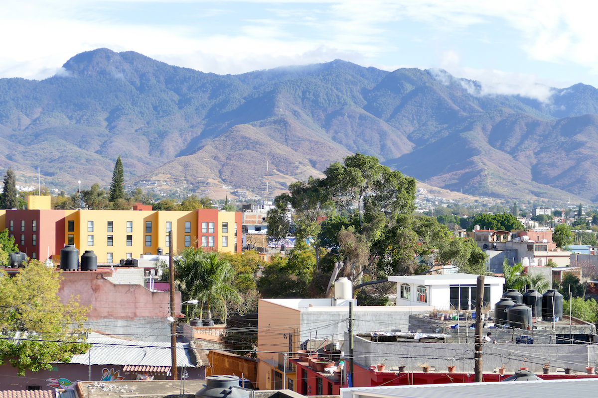 Oaxaca, Blick von der Dachterrasse unseres Hotels auf die Sierra del Norte