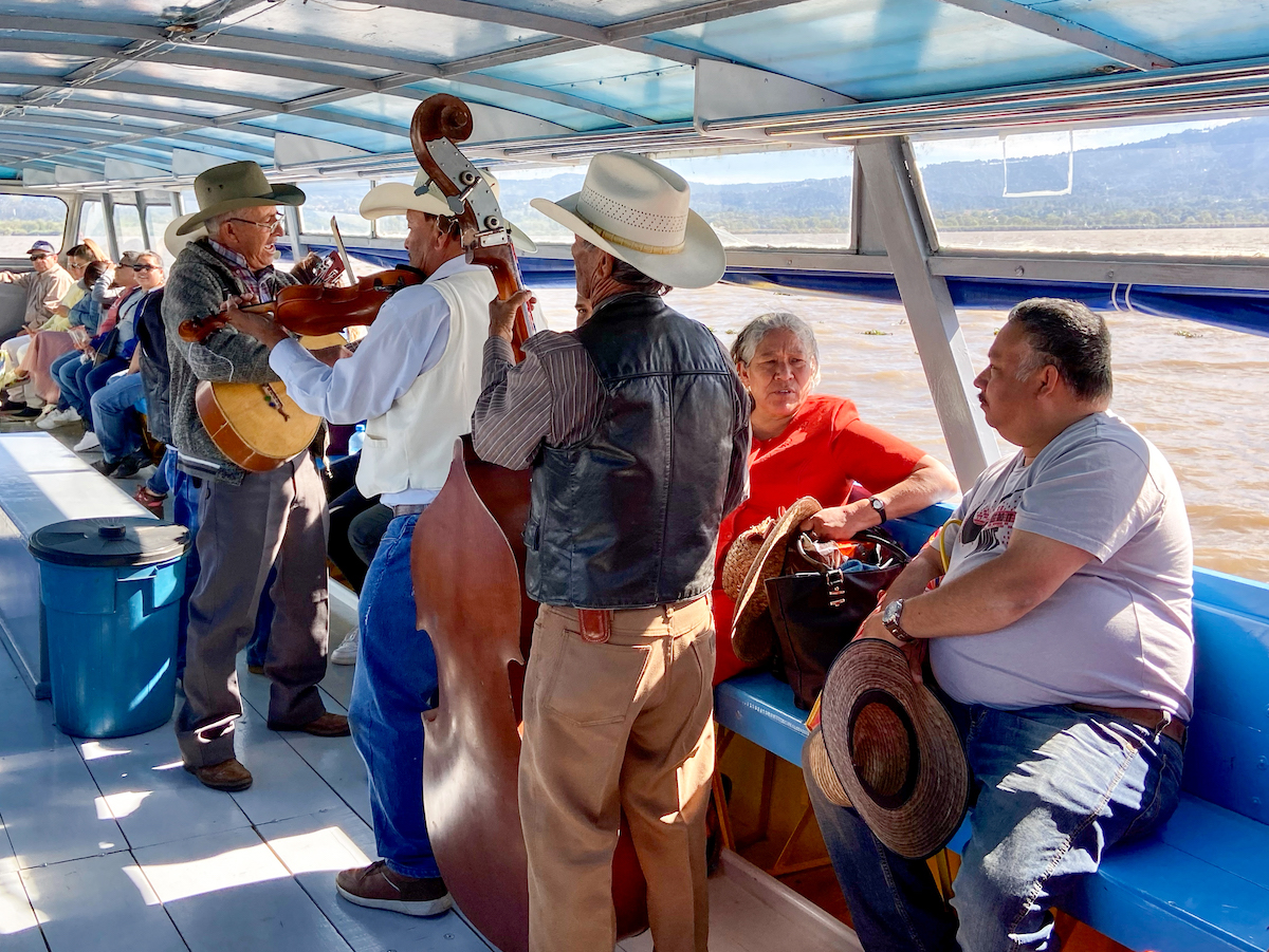 Patzcuaro-Lake, immer mit an Bord, eine Mariachi-Band