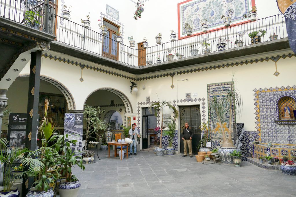 Puebla, hier kann man die typische Keramik im Innenhof kaufen