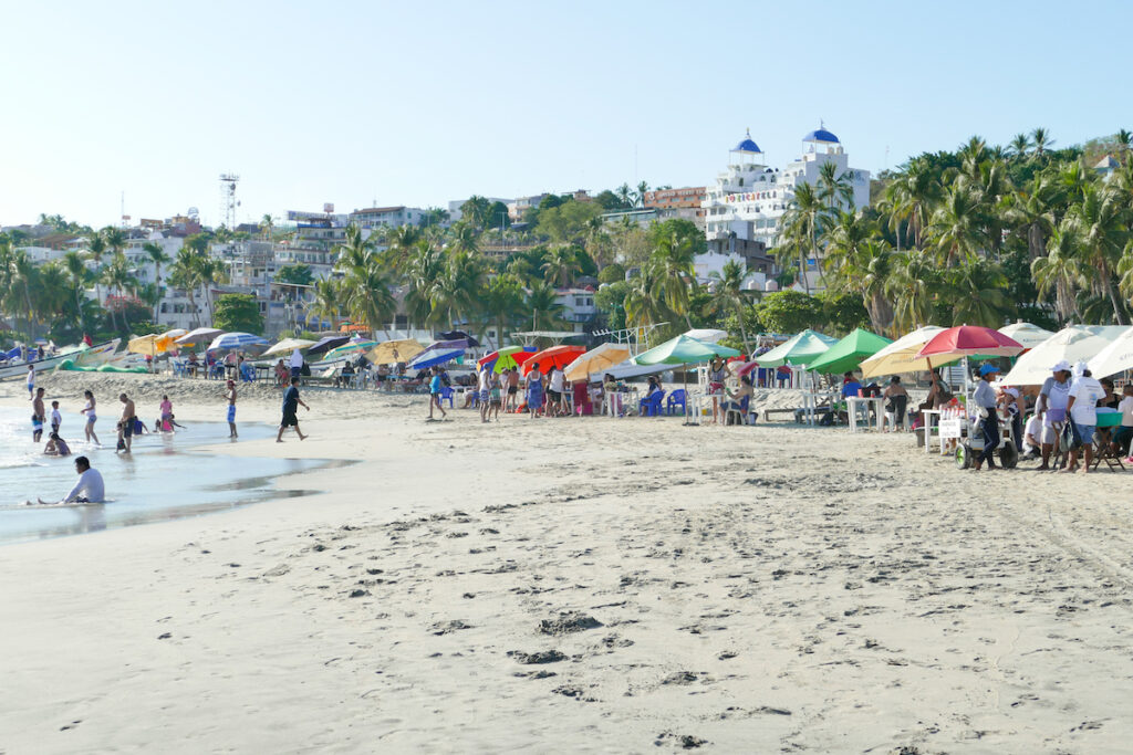 Puerto Escondido, Playa Principal, hier geht es lebhaft zu