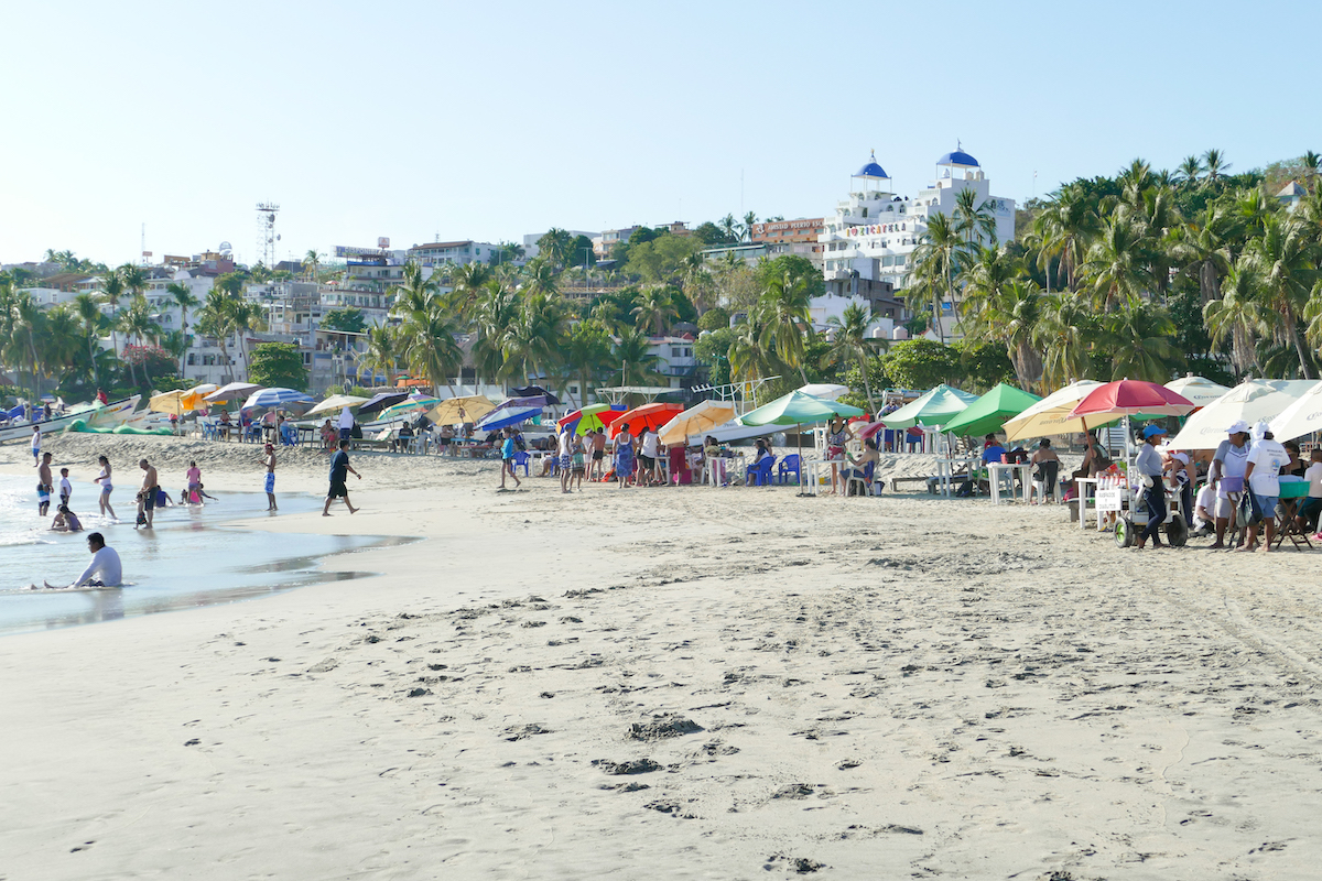 Puerto Escondido, Playa Principal, hier geht es lebhaft zu