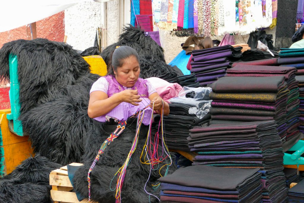 San Cristobal, Markt, Material fuer die schwarzen Fellroecke der Tzotzil-Frauen