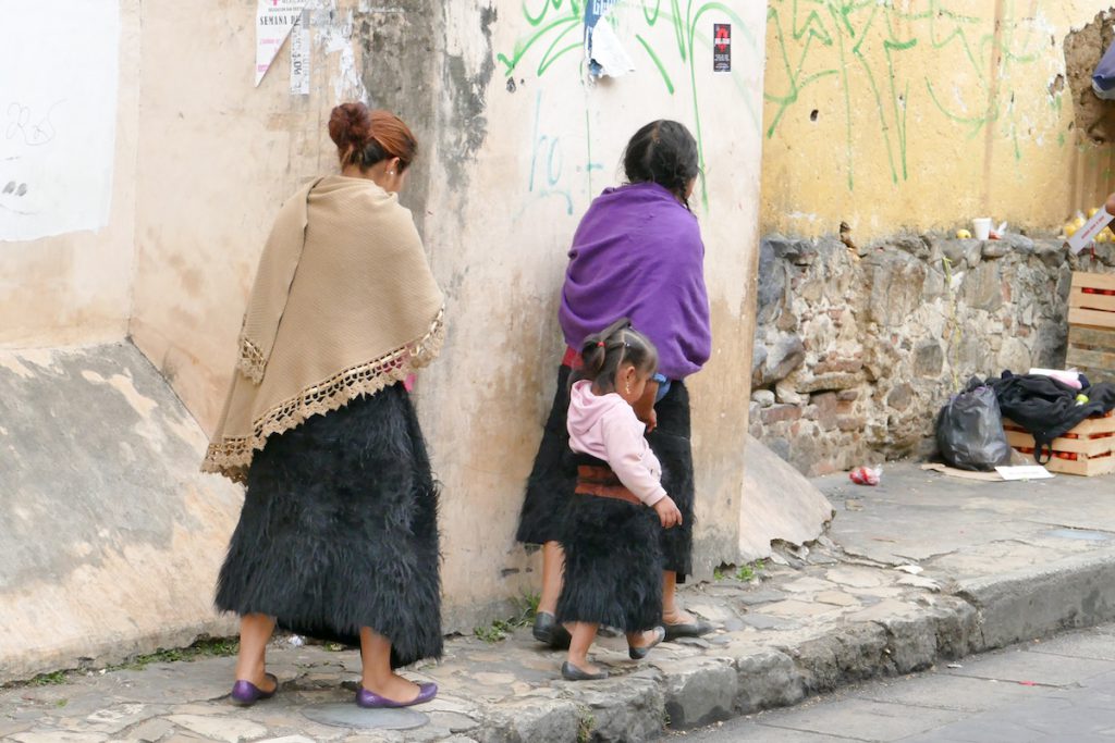 San Cristobal, Tzotzil-Frauen in ihren schwarzen Lammfellroecken