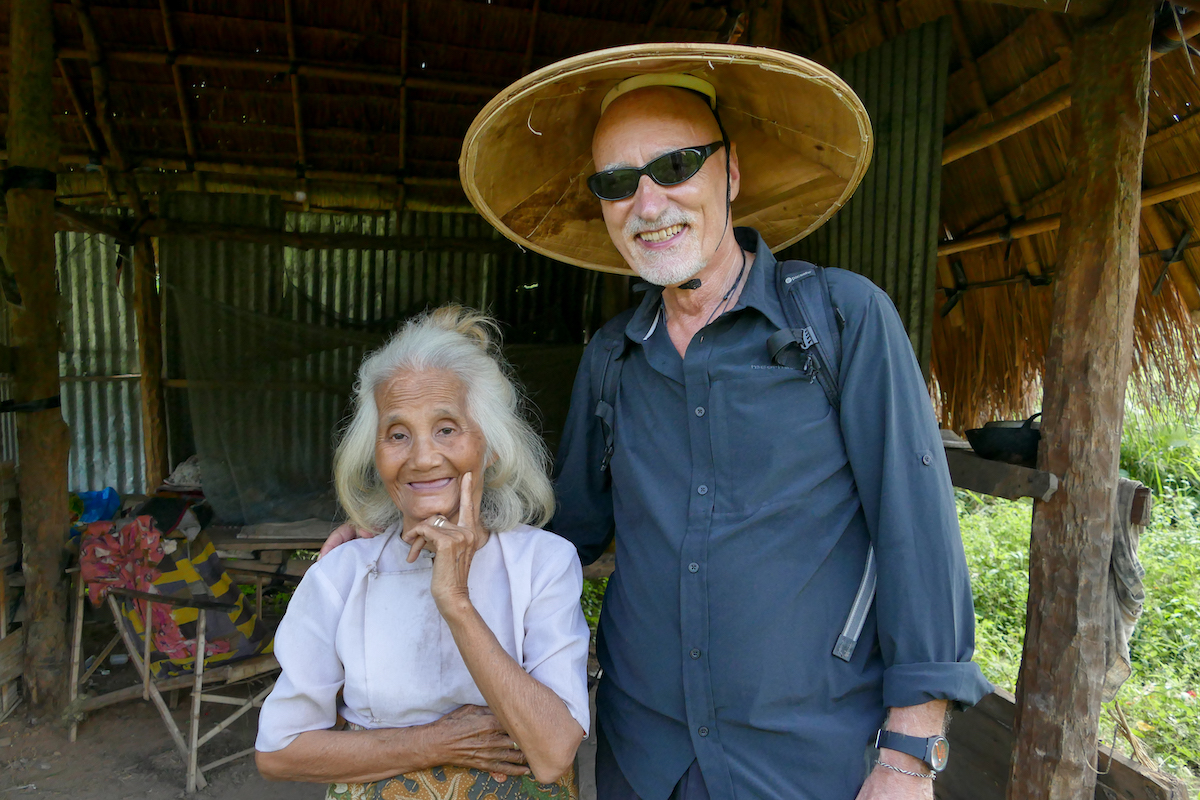 Shan State, Hsipaw, eine alte Baeurin lebt ganz allein am Flussufer