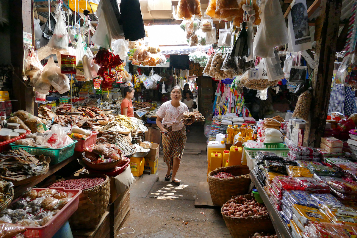 Shan State, Hsipaw, im ueberdachten Markt