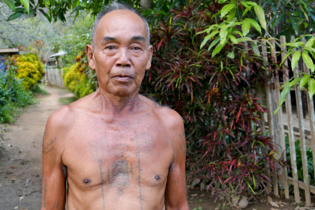 Shan State, Hsipaw, stolz zeigt er seine Tattoos