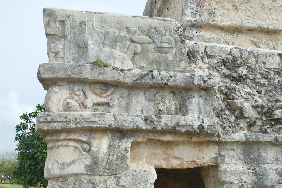 Tulum, Reliefs und Farbreste