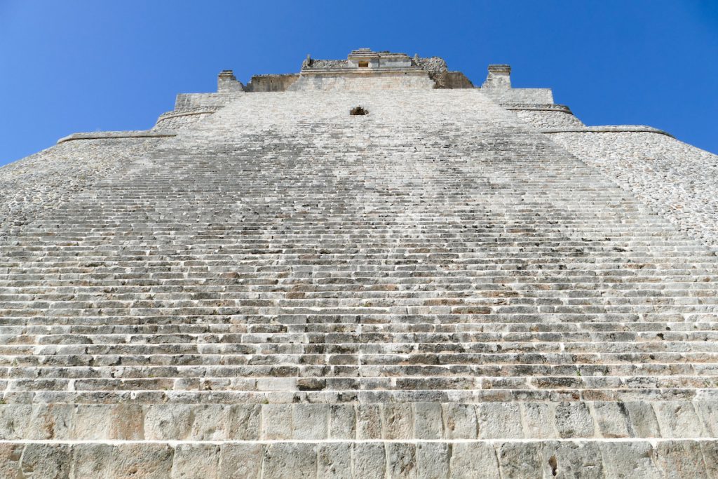 Uxmal, steiler Aufstieg zur grossen Pyramide